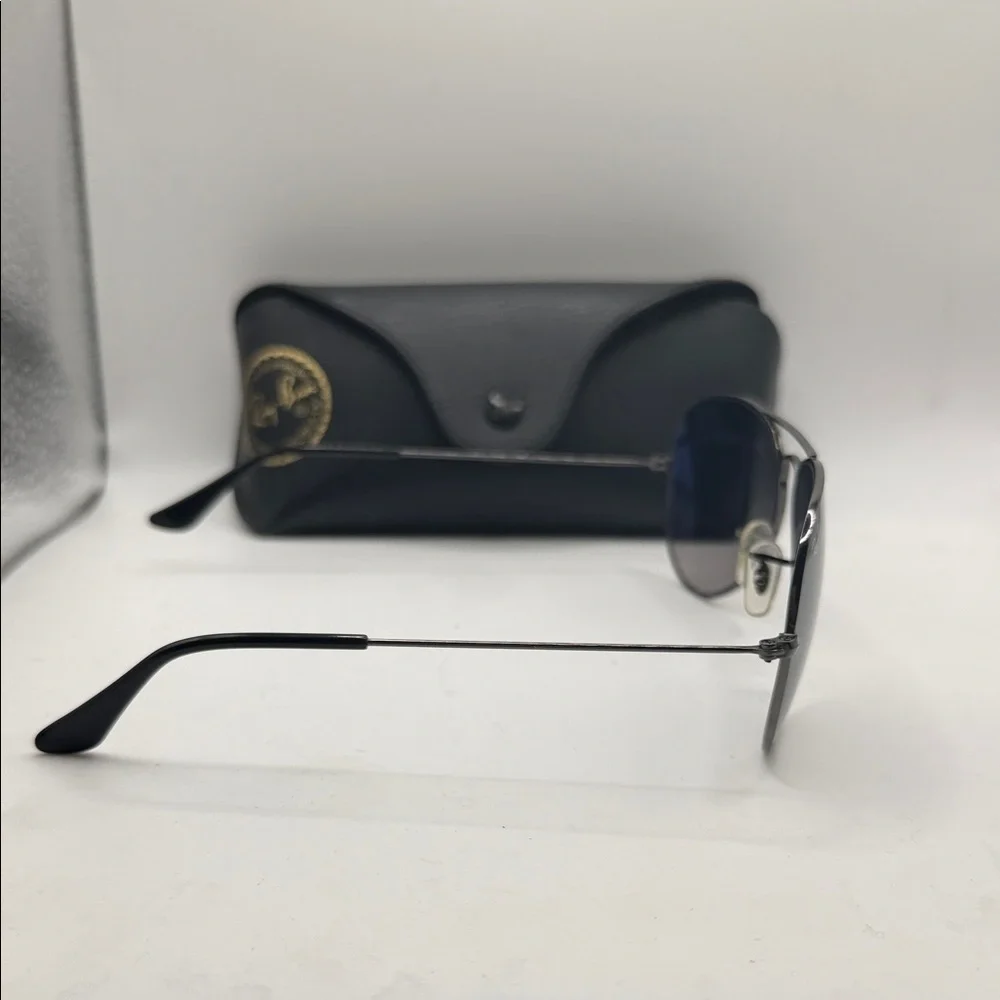 Ray-Ban Aviator Sunglasses with Gray Lenses and Black Case